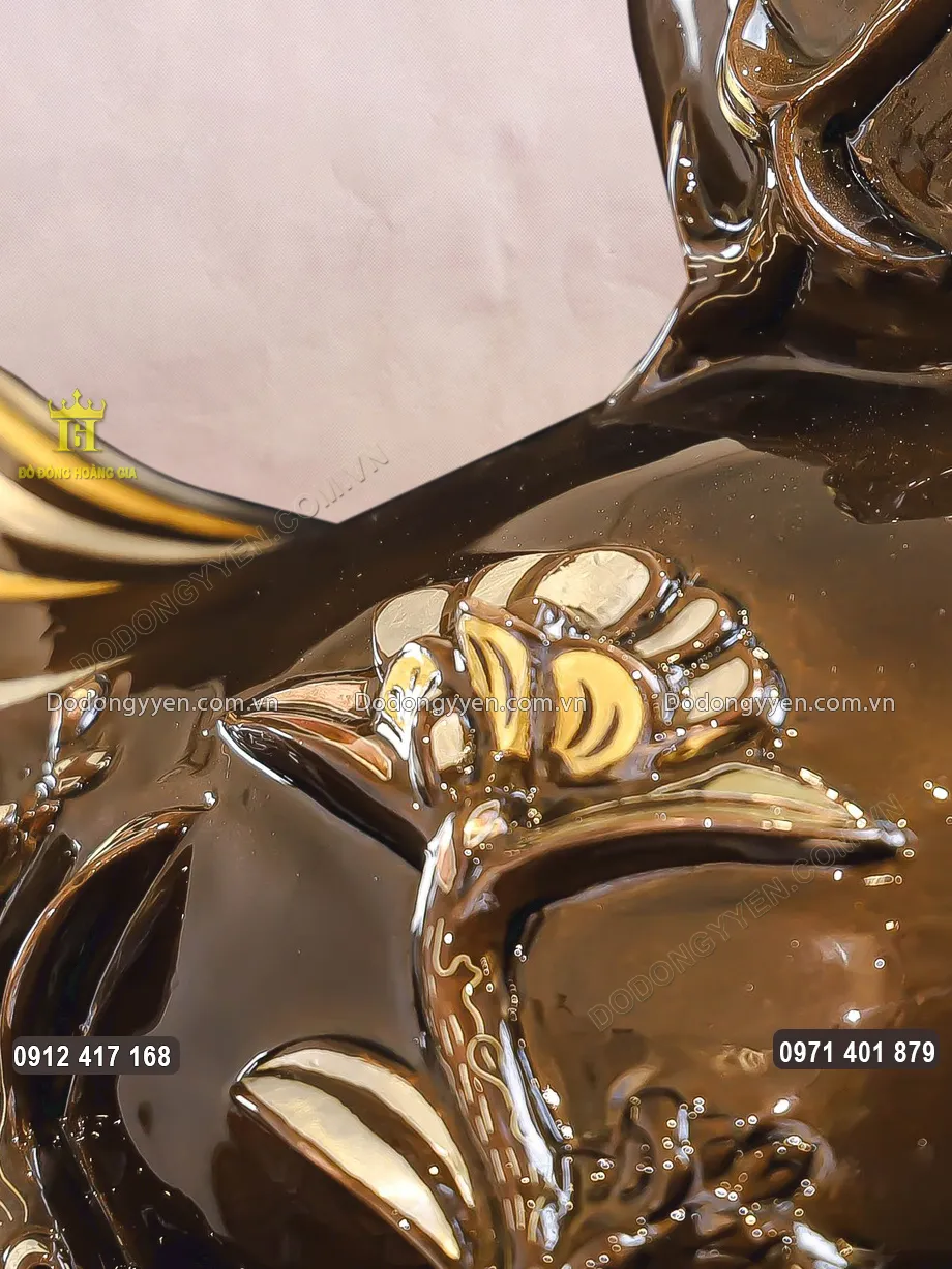 Từng họa tiết hoa văn được chạm khảm sắc n&eacute;t